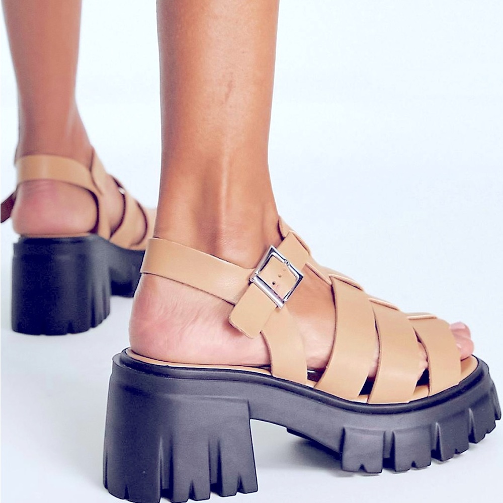 NEW ASOS DESIGN Wide Fit Hollis chunky fisherman mid heeled sandals in beige